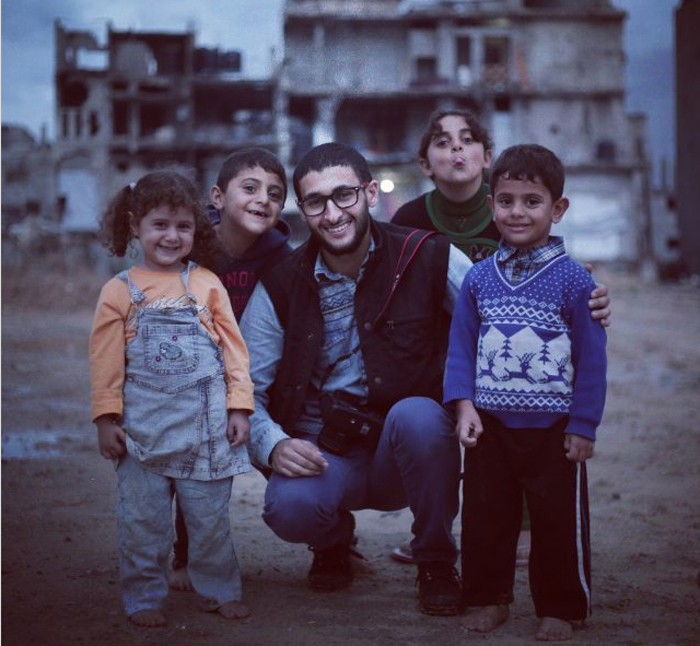 Эмад Самир Нассар вместе с палестинскими детьми.