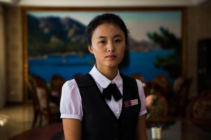 Официантка в Пхеньяне.