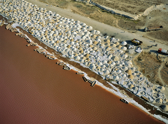 Добыча соли в Сенегале.