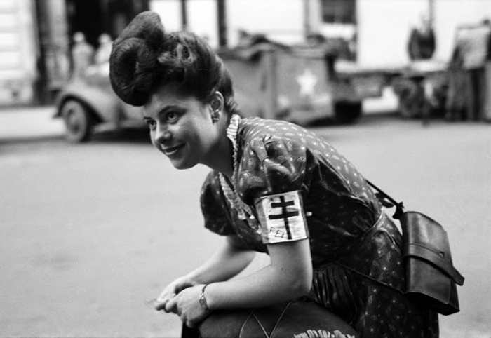 Девушка, состоящая на службе у французской армии. Париж, Франция, 1944г. Фото: Lee Miller.