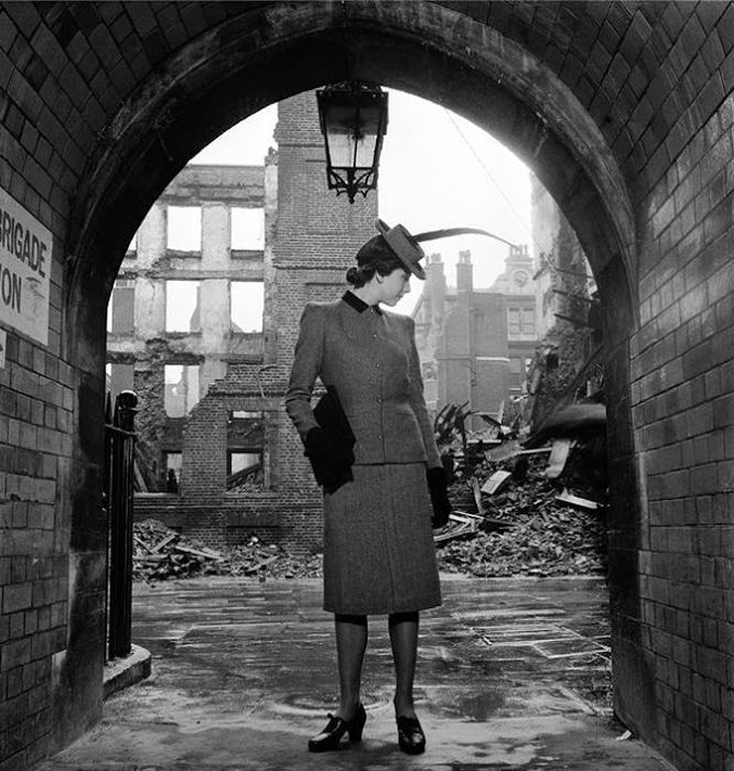 Модель, снятая на фоне места падения бомб в Лондоне, 1940г. Фото: Lee Miller.