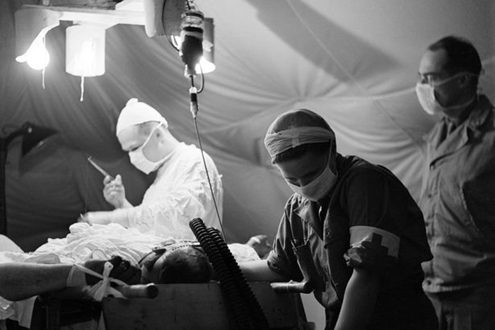 Хирурги в полевом госпитале Нормандии 1944г. Фото: Lee Miller.