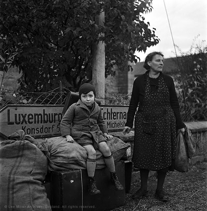 Уставшая мать с сыном ждут на перекрестке транспорт. Люксембург, 1945г. Фото: Lee Miller.