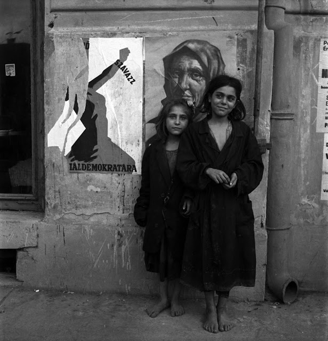 Бездомные девочки в Будапеште, Венгрия, 1946г.  Фото: Lee Miller.
