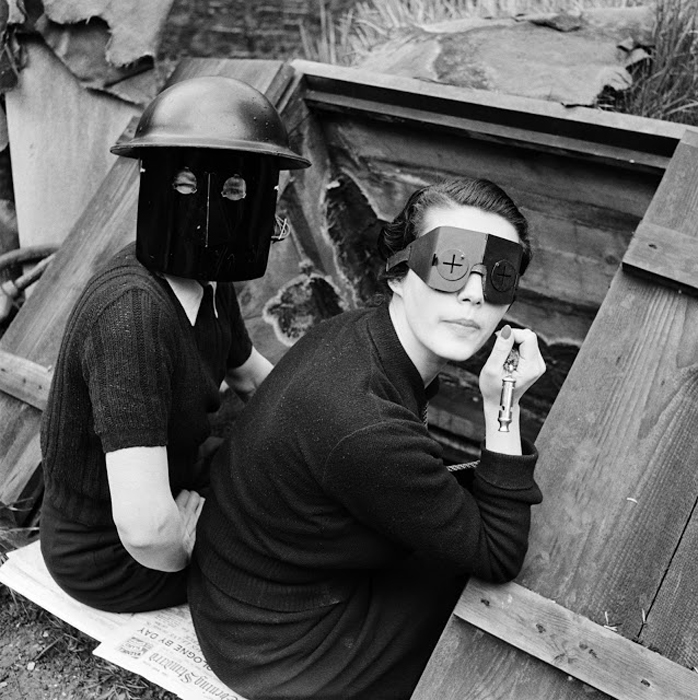 Женщины в защитных масках. Лондон, Англия, 1941г.