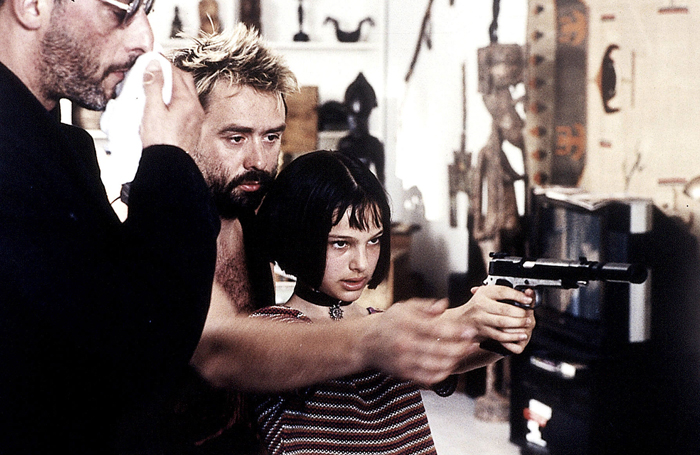 Люк Бессон учит Натали Портман правильно держать оружие.