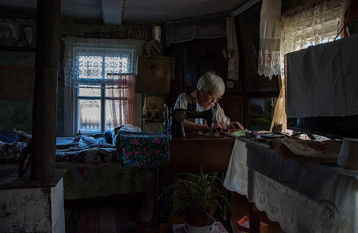 Так же, как некогда ее мама, Люська любит шить на швейной машинке.