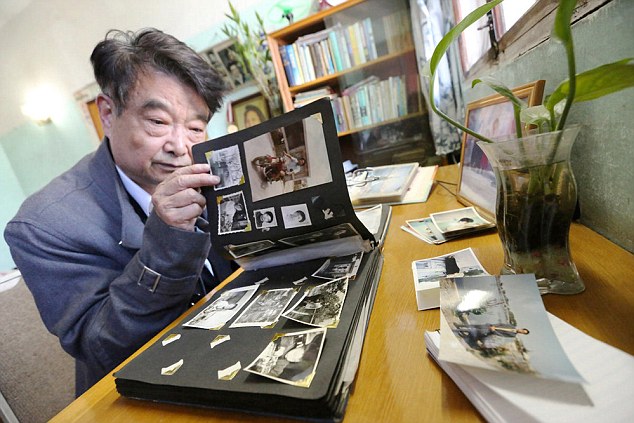 Целыми днями Хуан Ки проводит в пустом доме, разговаривая сам с собой и рассматривая фотоальбомы.