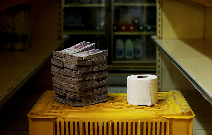 Рулон туалетной бумаги рядом с деньгами, которые за него надо заплатить в Каракасе - 2 600 00 боливаров.