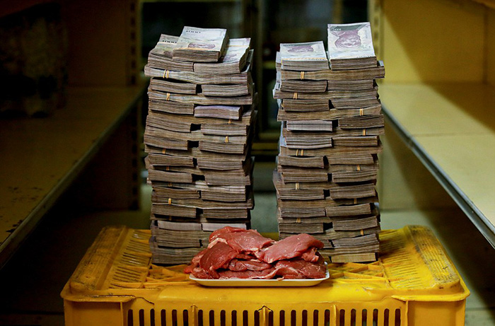 Всей месячной зарплаты обычного венесуэльца может не хватить, чтобы купить один килограмм мяса, который стоит 9 500 000 боливаров.