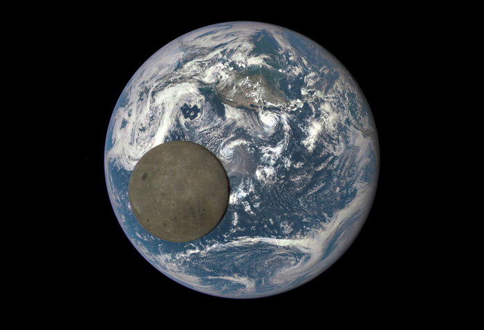 Обратная стороны Луны, освещенная солнцем в момент прохождения между Землей и камерой на DSCOVR . 16 июля 2015г.