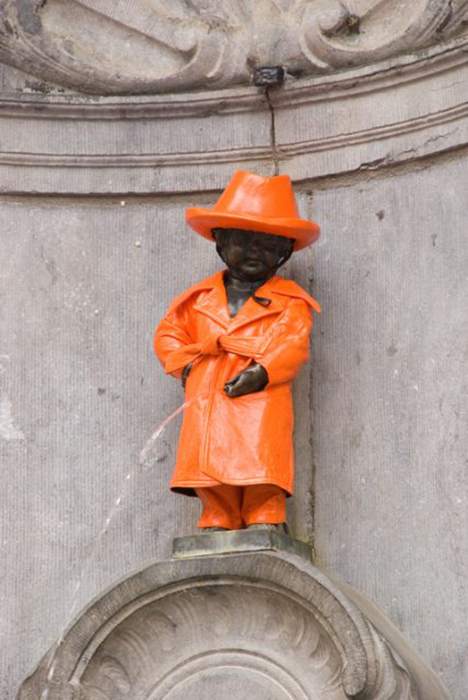 Статуя в оранжевом дождевом костюме.