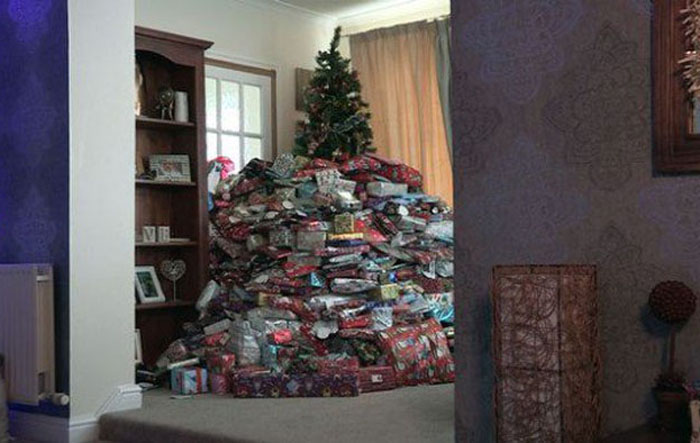Рождественская елка и подарки для троих детей.