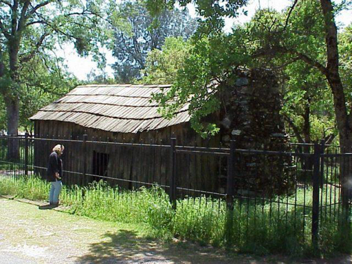 Домик, в котором жил Марк Твен и в котором написал свой первый успешный рассказ.