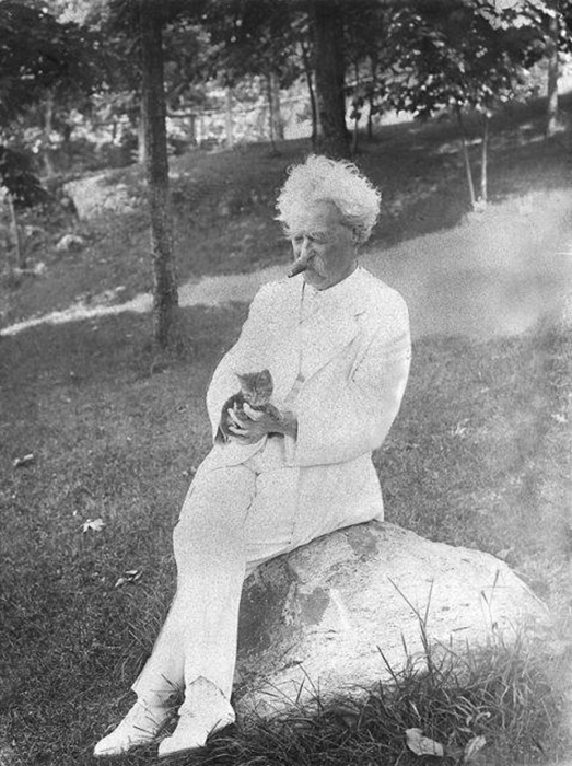 Марк Твен с котенком, 1907 год.