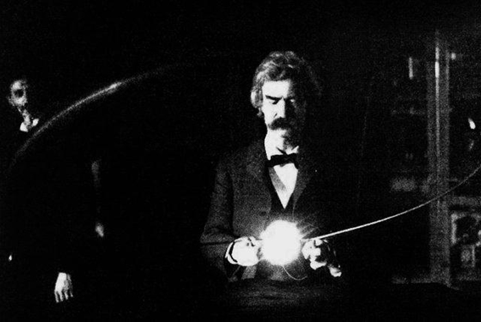 Марк Твен в лаборатории Николы Теслы, весна 1894 год. Тесла стоит слева от Твена.
