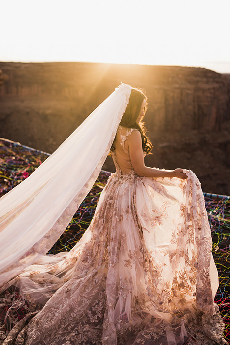 Невеста в лучах закатного солнца.  Фото: The Hearnes.
