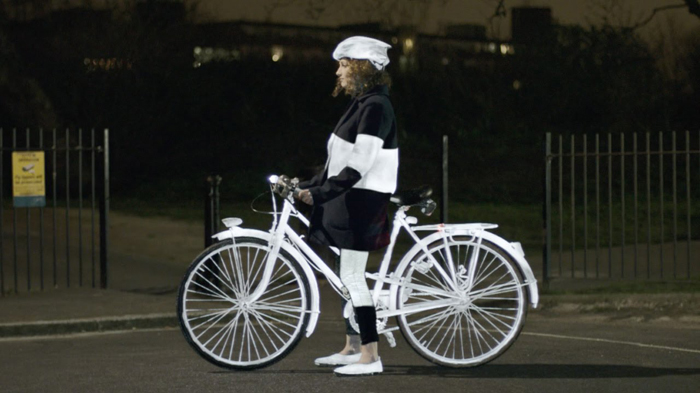 Спрей помогает сделать велосипедиста, едущего ночью, гораздо более заметным.