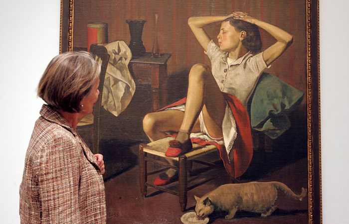 Посетительница музея смотрит на картину Balthus *Мечтающая Тереза.*