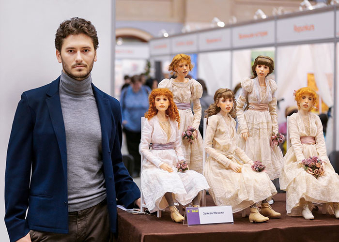 Михаил Зайков со своими куклами.