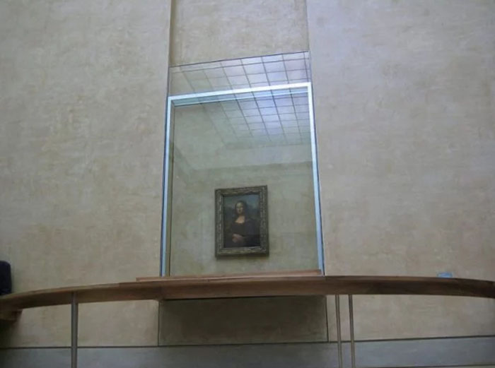 Картина Леонардо Да Винчи, спрятанная за пуленепробиваемым стеклом.
