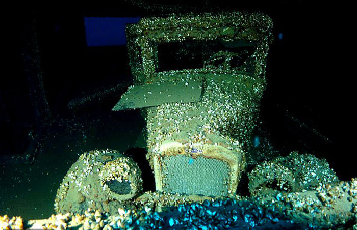 Сохранившийся автомобиль на борту затонувшего судна.