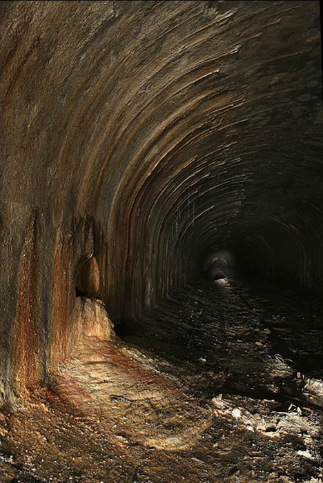 Бесконечные подземные коридоры без единого источника света.