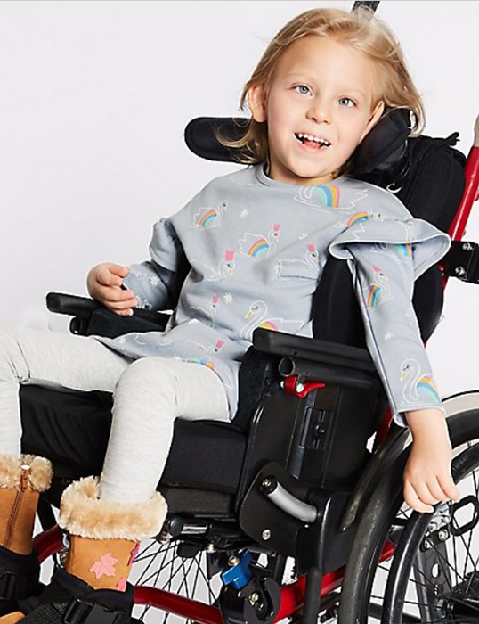 Дизайн новой одежды позволяет переодеть ребенка, даже когда он сидит в инвалидном кресле.