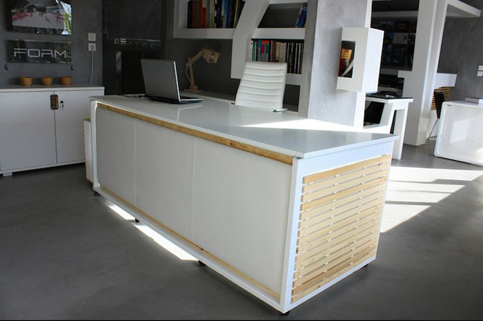 Элегантный рабочий стол белого цвета.