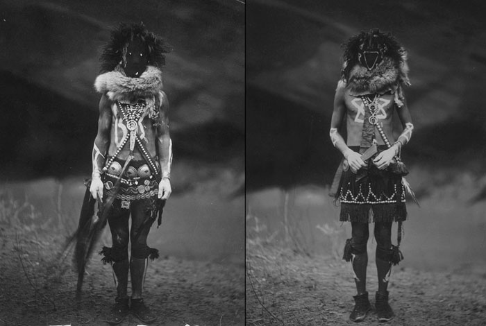 Слева: Мужчина из племени Навахо в церемониальном наряде божества Найенезгани. Справа: Тобадзичини, бог войны у племени Йебичаи, 1904.