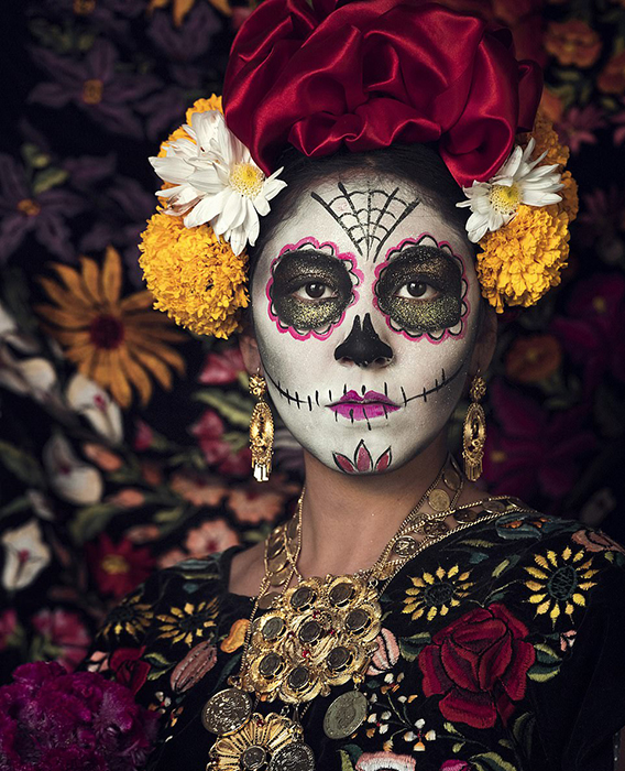 Девушка из Мексики, раскрашенная в честь дня Мертвых.