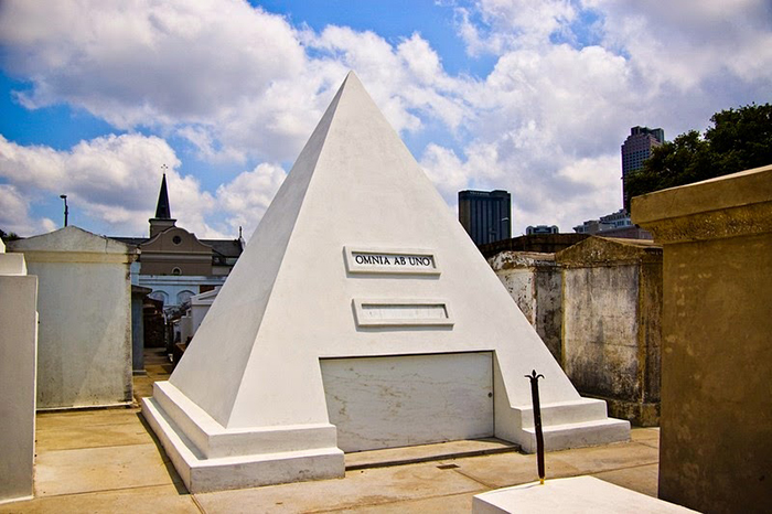 Удивительная пирамида на кладбище Сент-Луис.