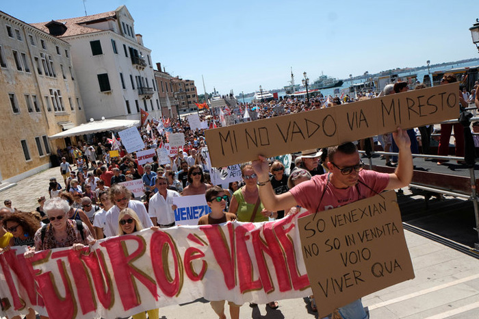 Жители Венеции протестуют против большого наплыва туристов.