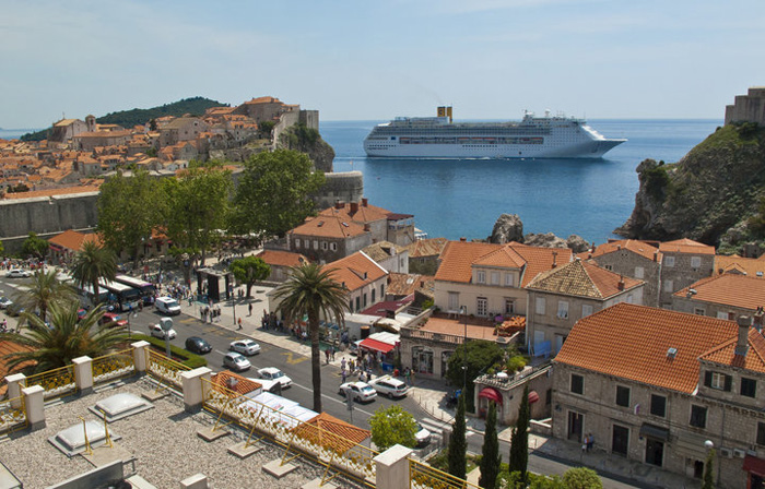 Власти Дубровника не разрешают причаливать к берегу более, чем двум лайнерам одновременно.