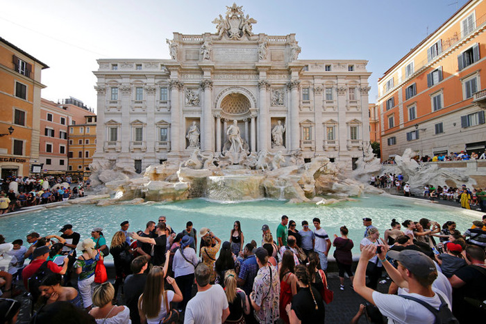 Власти Рима хотят ограничить доступ к фонтану Треви.