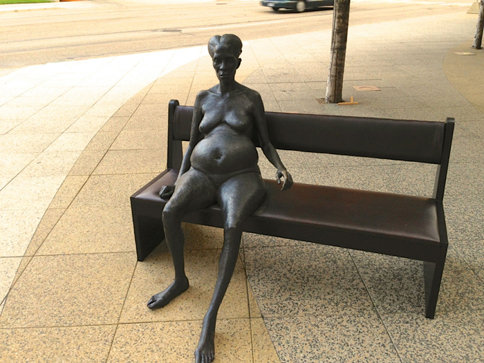 Голая женщина на скамейке -  Patrick McKearnan.