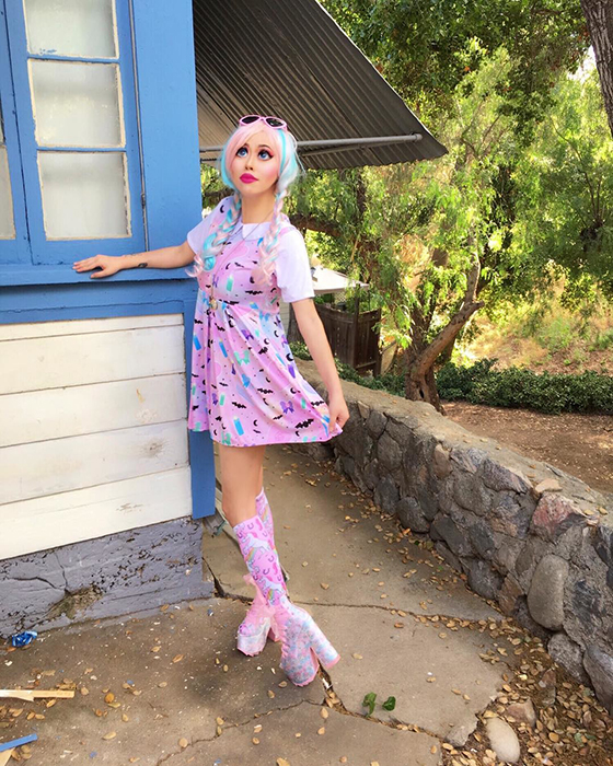 Девушка считает эталоном красоты куклу Барби. Instagram opheliavanity.