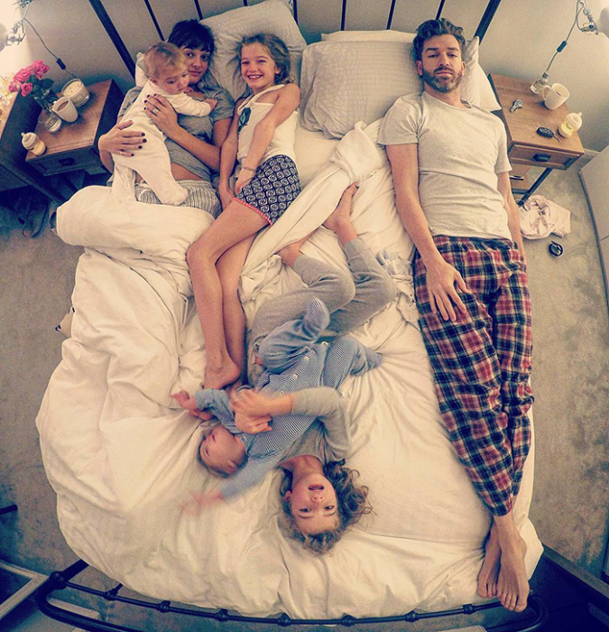 Для тех, кто в меньшинстве, выделено не больше 20 см кровати. Instagram father_of_daughters.