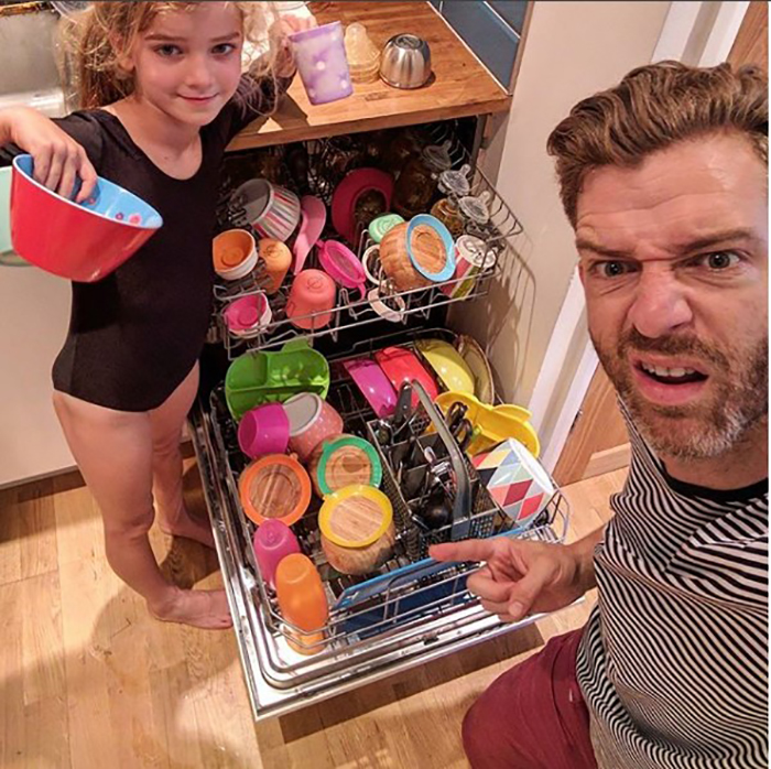 Содержимое посудомоечной машины выглядит так, будто здесь пробегал радужный пони. Instagram father_of_daughters.