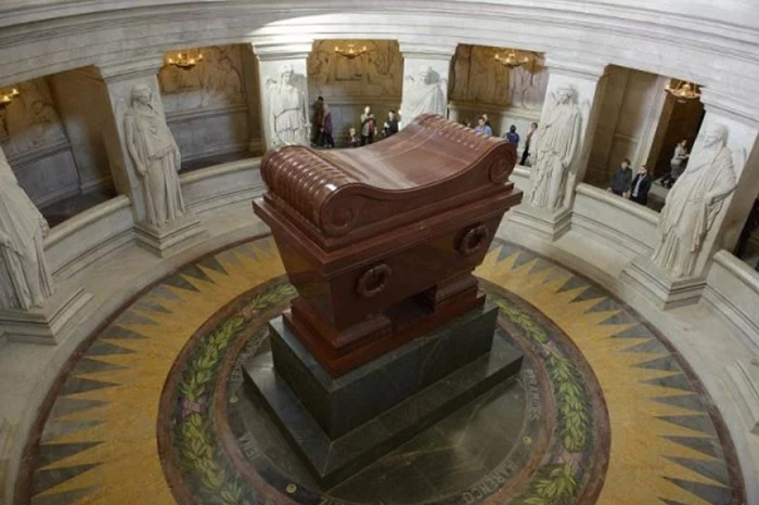 Саркофаг, в котором хранится тело Наполеона Бонапарта.