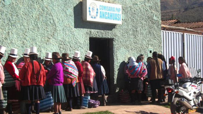 Женщины стоят в очереди в полицейский участок, чтобы дать показания о программе стерилизации в Перу.