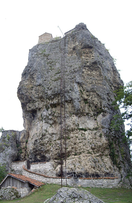 Крест у подножия скалы.