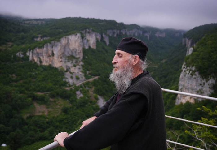 Монах Максим живет в одиночестве на вершине скалы.