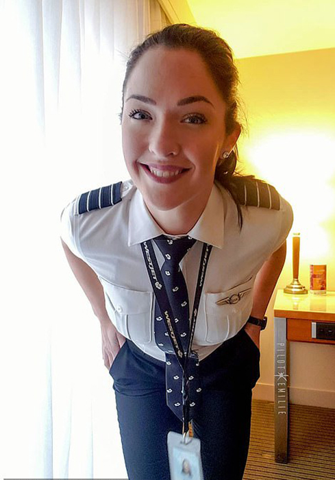 Эмили в форме пилота.  Instagram pilotemilie.