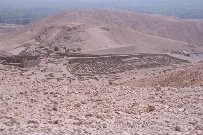 Руины деревни Дейр эль-Медина, жители которой работали над созданием храмов в Египте.