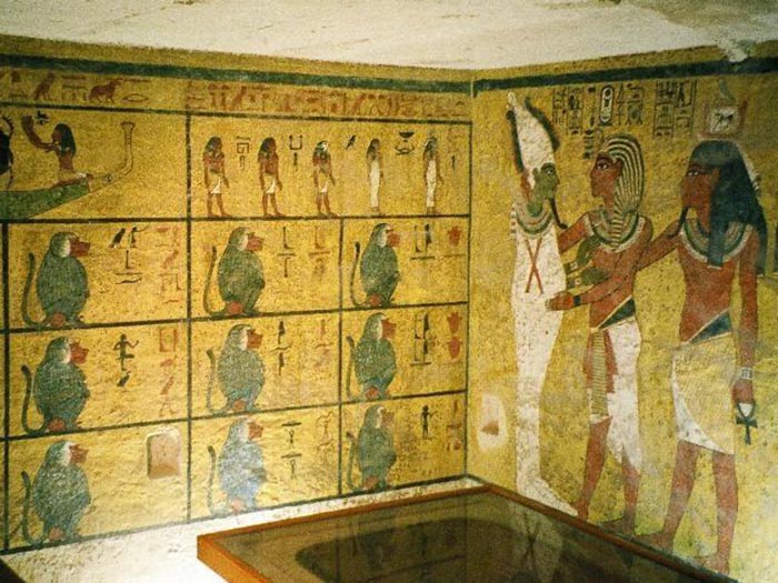 Внутри гробницы Тутанхамона.