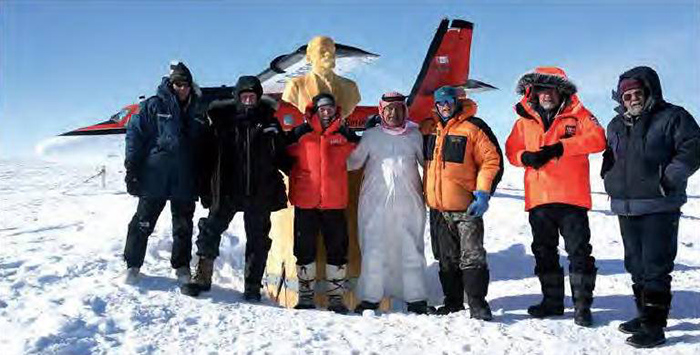 Экспедиция у занесенной станции в Антарктике.