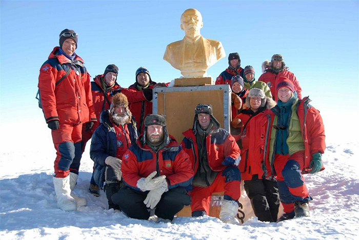 Норвежцы и американцы у бюста Ленина во время экспедиции 2007-2008 гг.