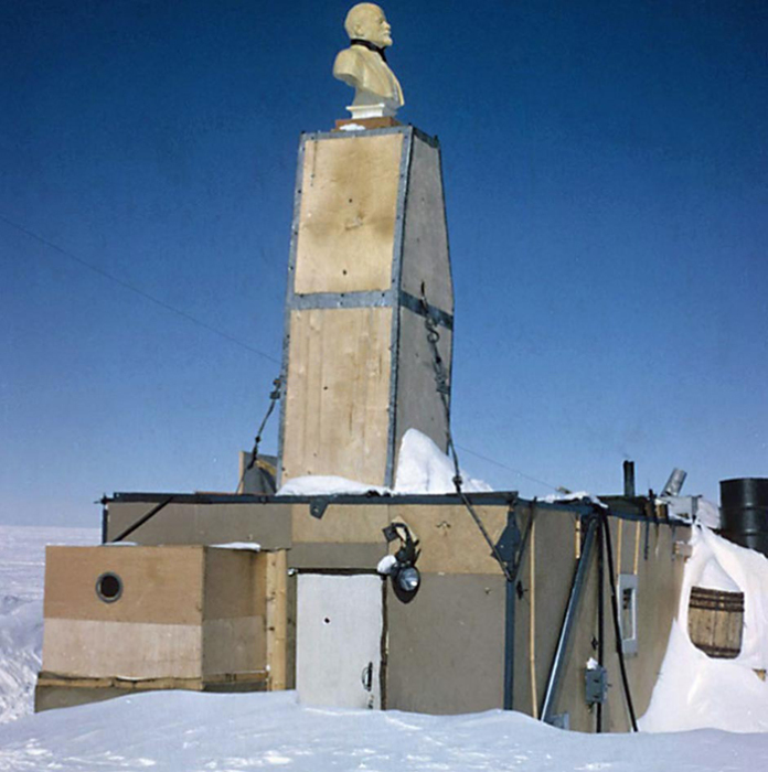 Станция СССР в Антарктике в 1965 году, до того, как ее занесло снегом. Фото: Olav Orheim.