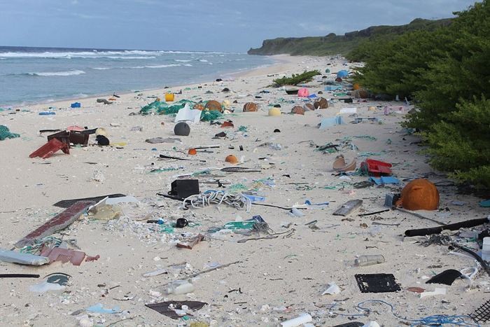 На острове насчитывают около 37 миллионов пластиковых вещей.